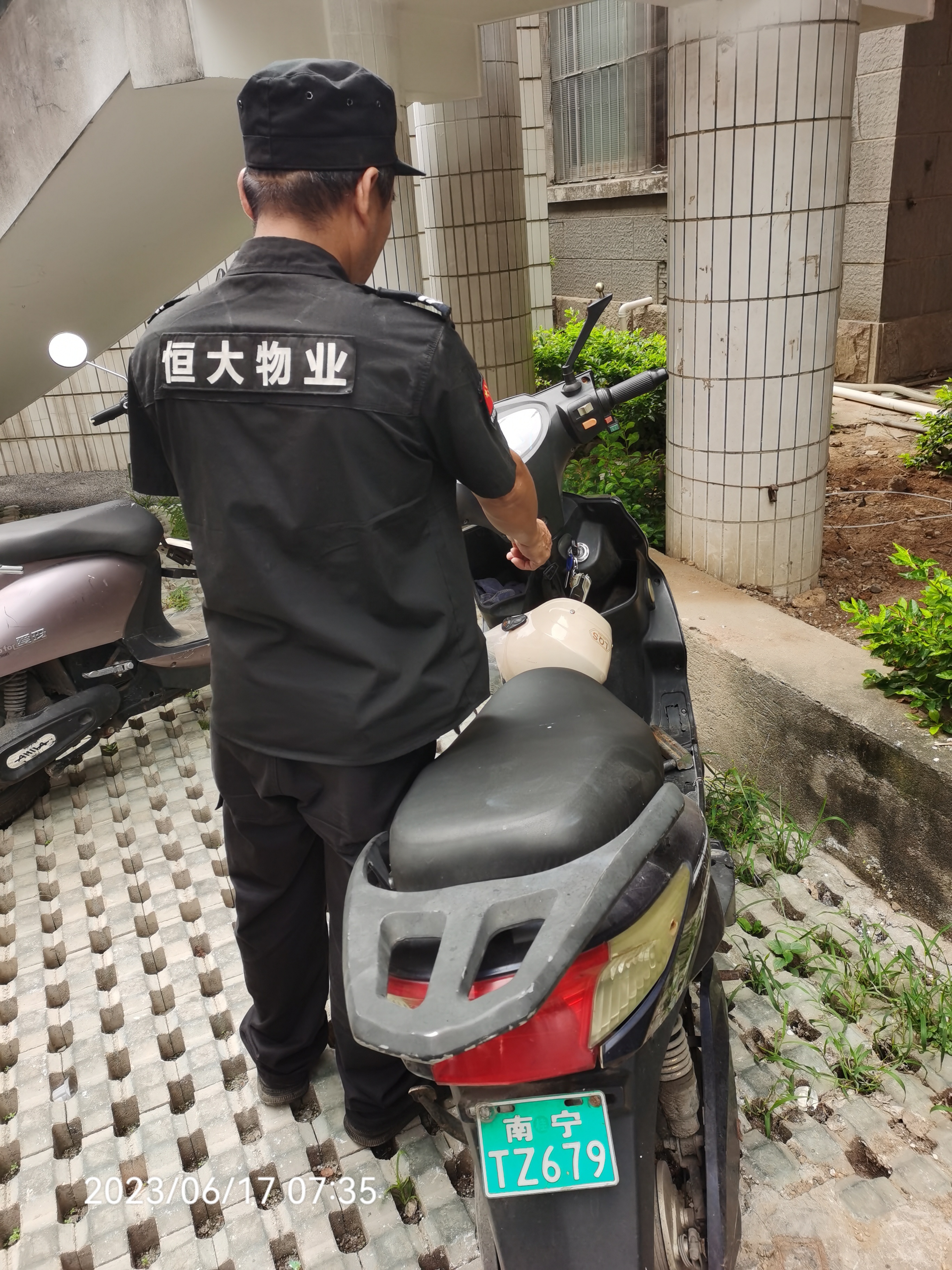 业主忘拔钥匙 细心物业帮忙保管